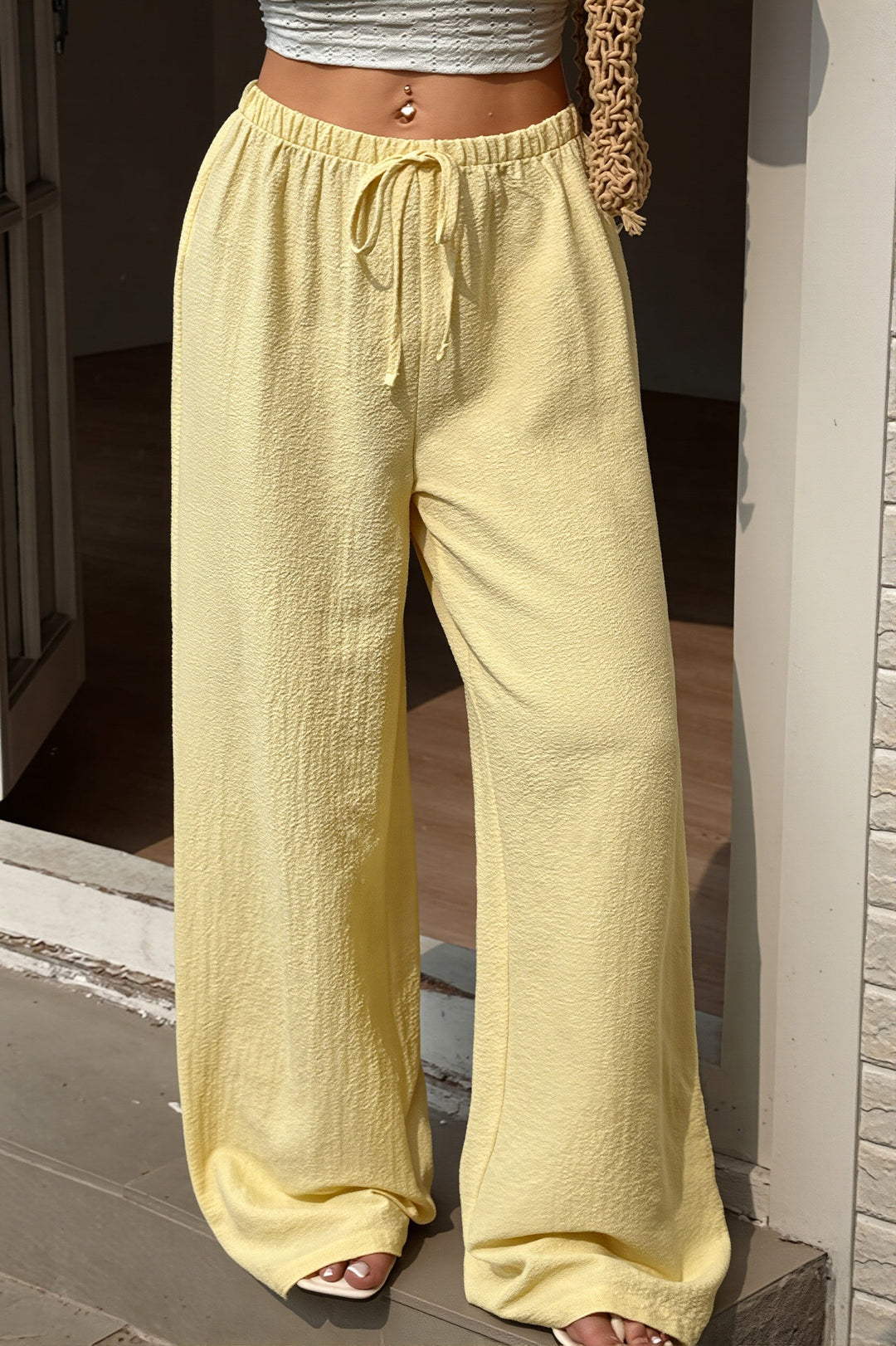 Gładkie spodnie damskie z szeroką nogawką i wysokim stanem, doskonałe do eleganckich i casualowych looków.