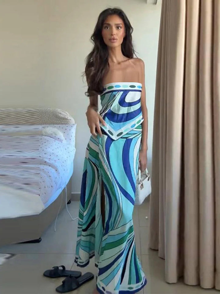 Kobieta w eleganckim komplecie damskim. Bluzka batwing i spódnica wysoki stan. Idealny na lato.
