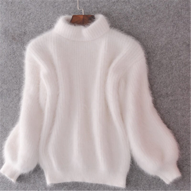 Modny sweter damski oversize z luźnym splotem, casualowy styl. Dzianina zapewnia komfort.