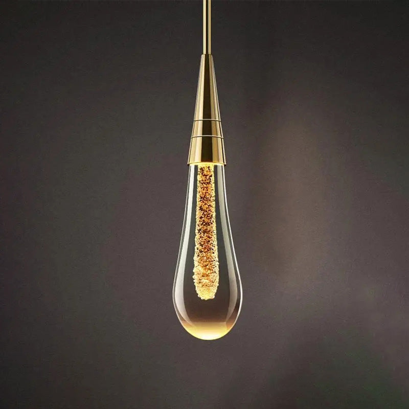Złota lampa ścienna LED, opływowy kształt. Luksusowe oświetlenie nowoczesnych wnętrz, elegancki design.