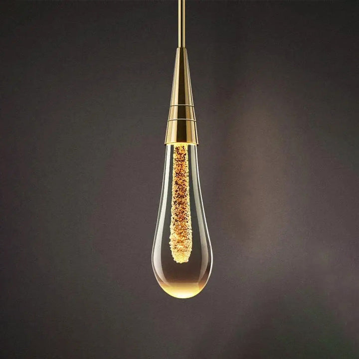 Złota lampa ścienna LED, opływowy kształt. Luksusowe oświetlenie nowoczesnych wnętrz, elegancki design.