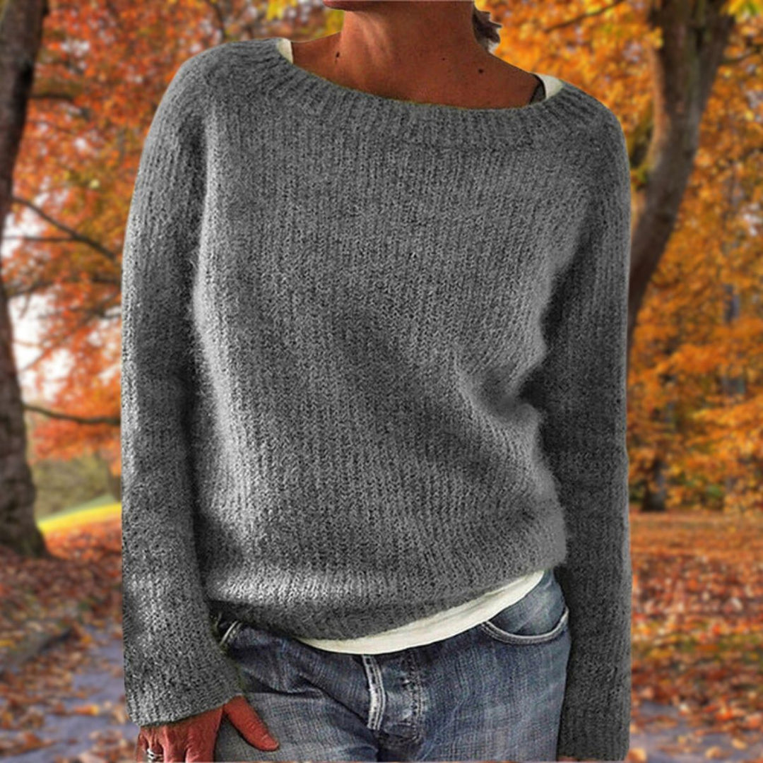 Damski sweter oversize w różnych kolorach. Luźny, modny krój, komfortowa odzież na chłodne dni jesieni.