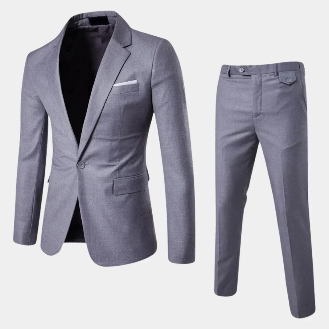 Model w dopasowanym męskim garniturze slim fit, prezentującym elegancki krój i stylizację na formalne wyjście.