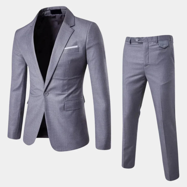 Model w dopasowanym męskim garniturze slim fit, prezentującym elegancki krój i stylizację na formalne wyjście.