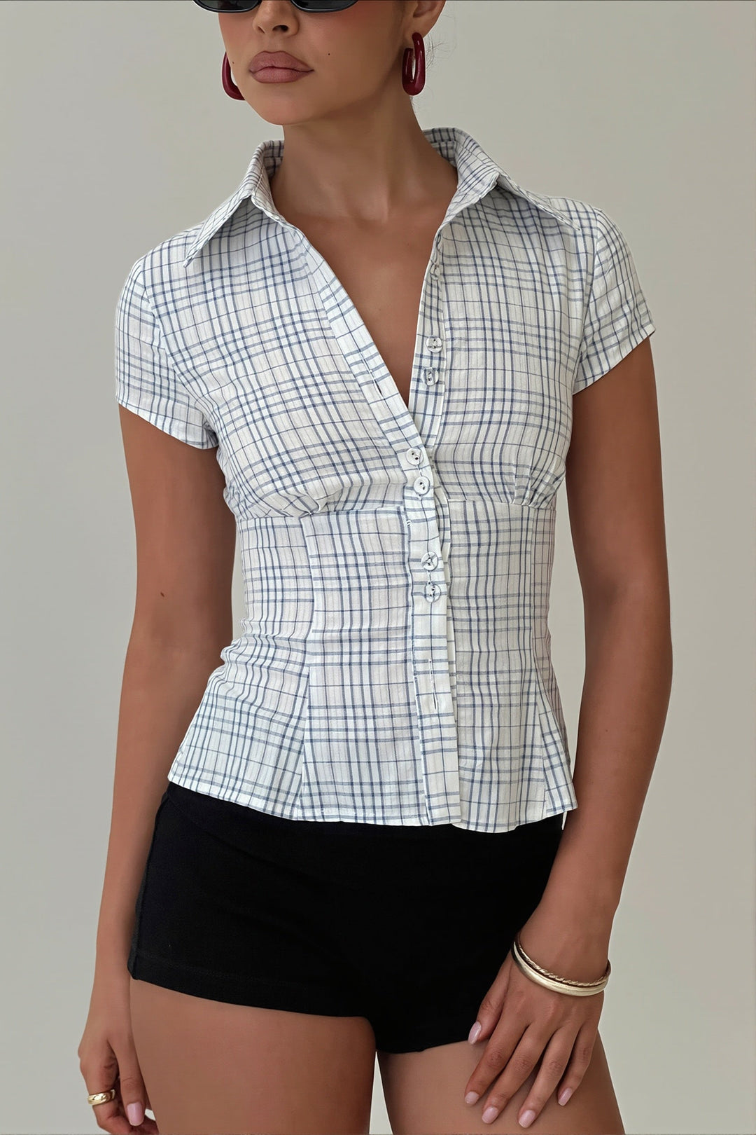 Khaki bluzka polo slim fit z marszczeniami, damska, do casualowych stylizacji.
