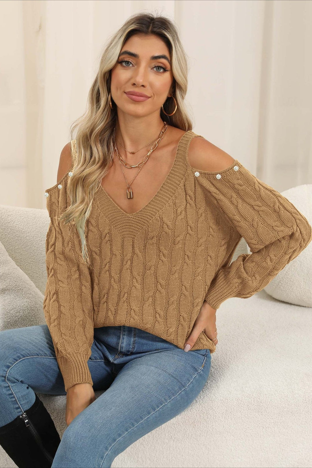 Sweter damski jesienny/zimowy. Dekolt V, odkryte ramiona, akrylowy. Must-have w szafie.