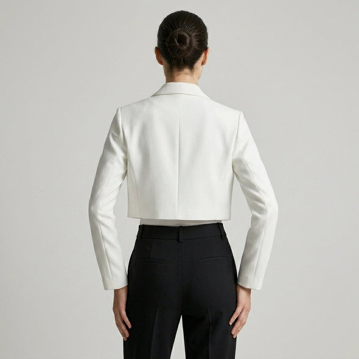 Elegancka krótka marynarka damska, zbliżenie na materiał i detale. Modny żakiet do stylizacji casual i formalnych.