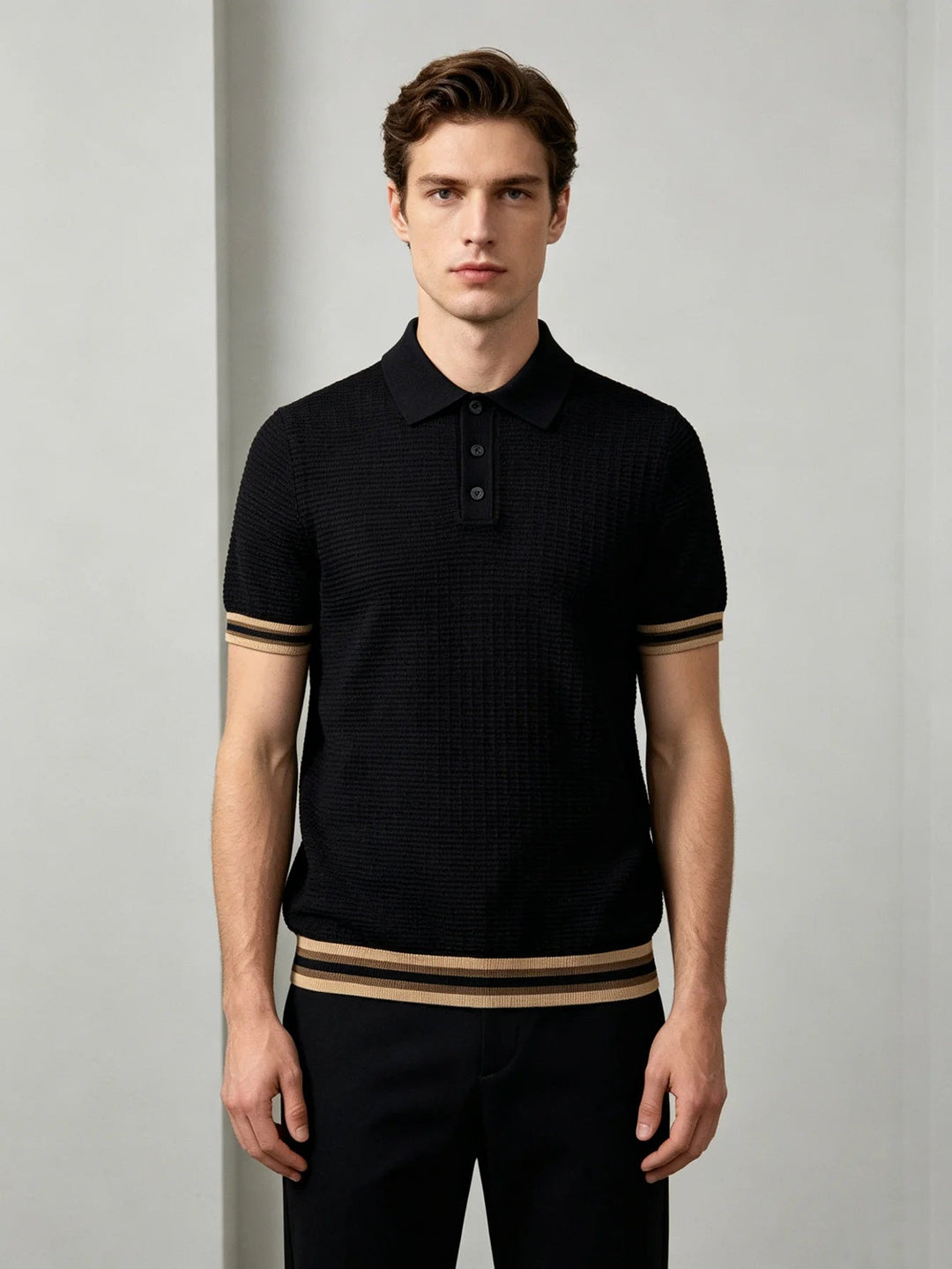 Czarna męska koszulka polo slim fit, oddychająca i lekka, idealna na lato. Stylowa i komfortowa.