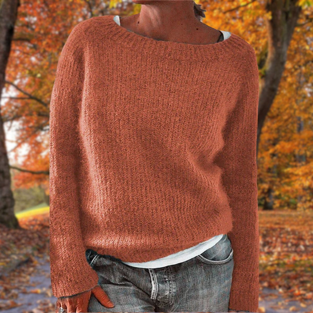 Ciepły damski sweter oversize, idealny na jesień. Komfortowy, luźny krój z długim rękawem dla wygody.