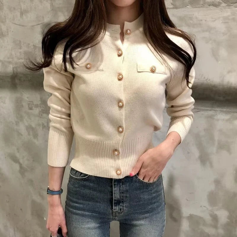 Stylowy kardigan damski na guziki z dekoltem V. Dopasowany sweter slim fit, uniwersalny do wielu stylizacji.