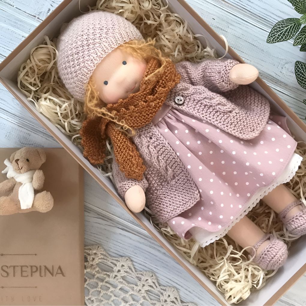 Lalka waldorfska inspirująca do spokojnej i kreatywnej zabawy, handmade, edukacyjna.