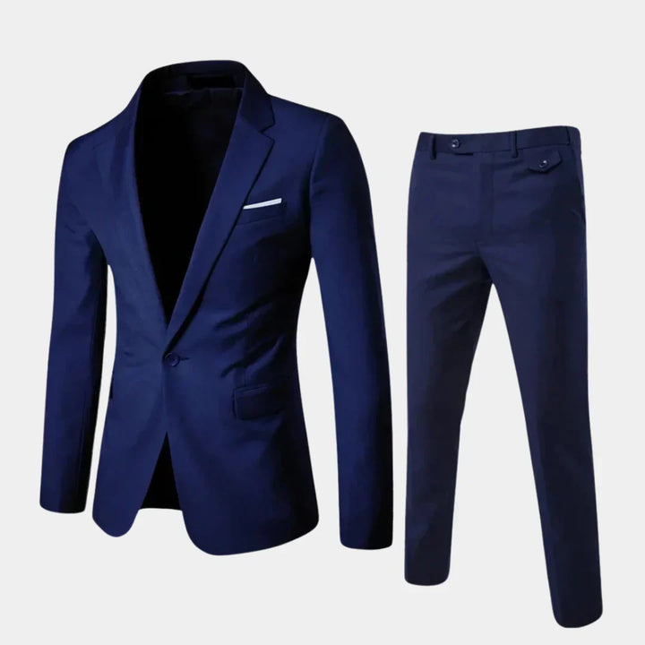 Zbliżenie na materiał męskiego garnituru slim fit, ukazujące teksturę i precyzję wykonania eleganckiej marynarki.