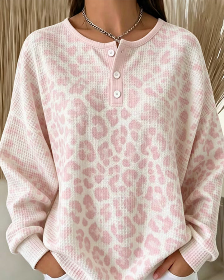 Casualowa bluza damska panterka z guzikami, wzór zwierzęcy, wygodna i stylowa, must-have na jesień.