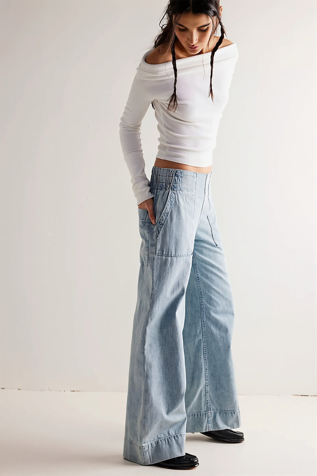 Modelka w damskich jeansach z szeroką nogawką i niskim stanem, casualowy look, streetwear.