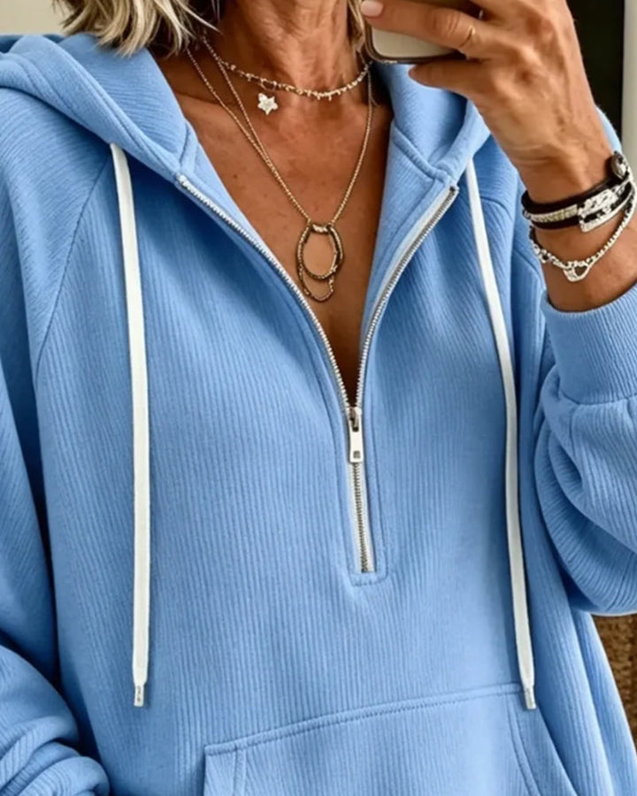 Unisex bluza z kapturem na zamek w kolorze niebieskim. Casualowy styl, długi rękaw. Wiosenna, jesienna odzież.