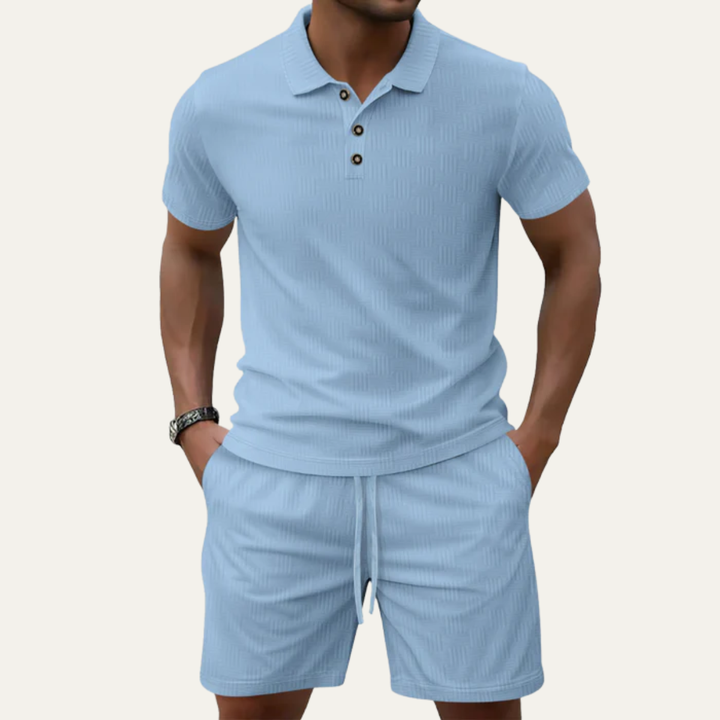Stylowy męski zestaw: polo sportowe i krótkie szorty. Doskonały do letnich stylizacji.