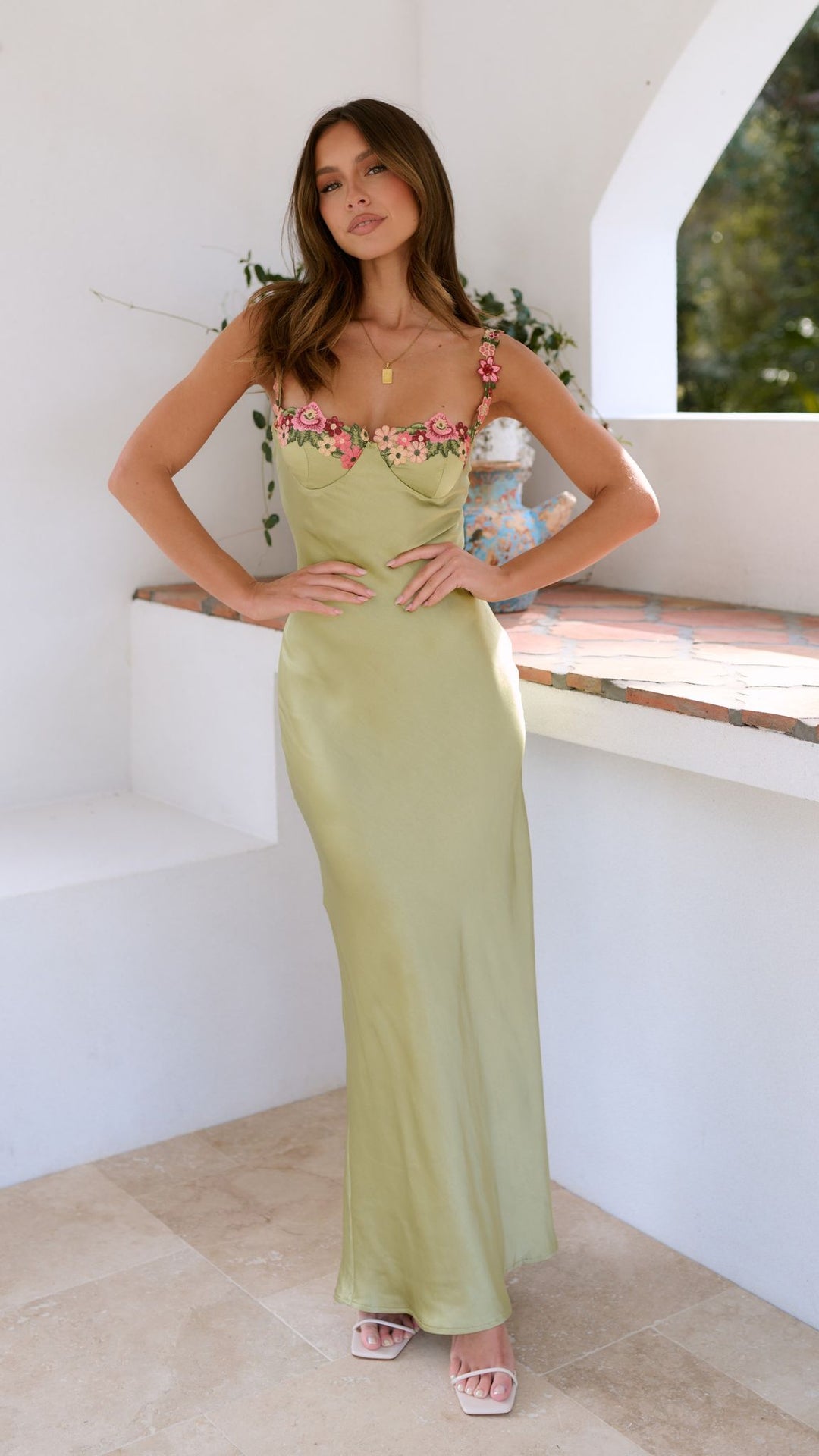 Komfortowa damska sukienka maxi z kwiatowym haftem, idealna na co dzień i na przyjęcia w stylu boho.