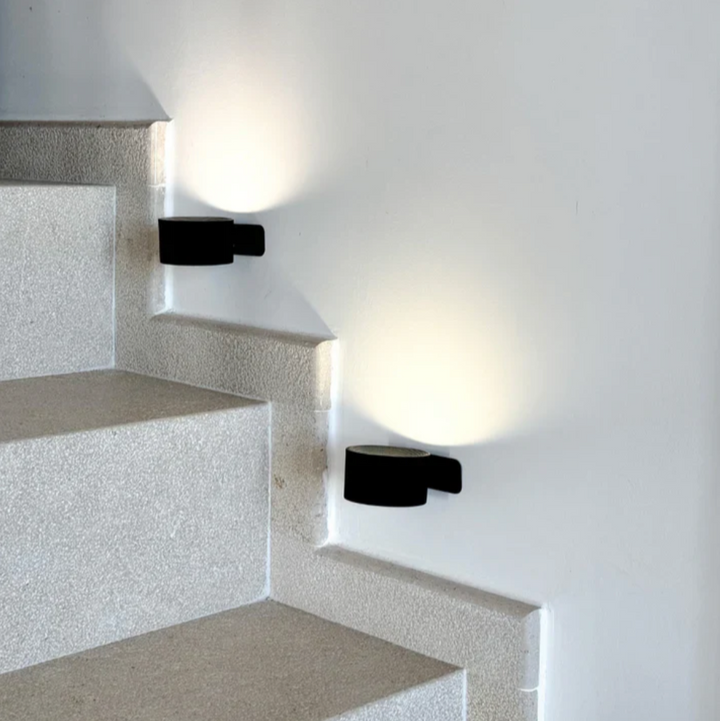 Lampa ścienna LED OmniGlow 360°, idealna do oświetlania ścieżek i elewacji. Bezprzewodowa, akumulatorowa.