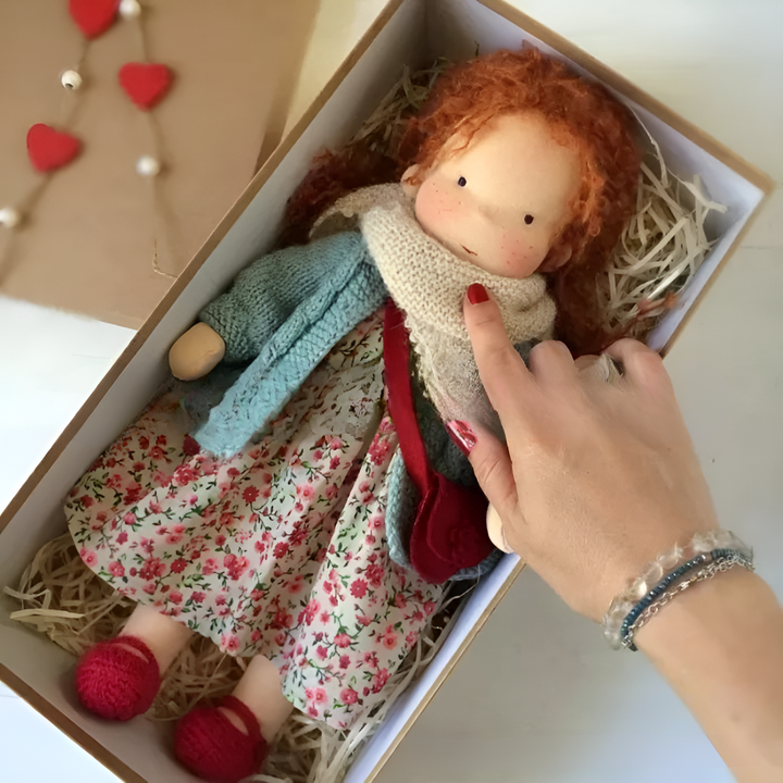 Lalka waldorfska, klasyczna zabawka, rozwija wyobraźnię i umiejętności społeczne, handmade.