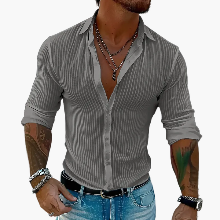 Elegancka męska koszula z długim rękawem w subtelne paski, fason slim fit, styl casual.
