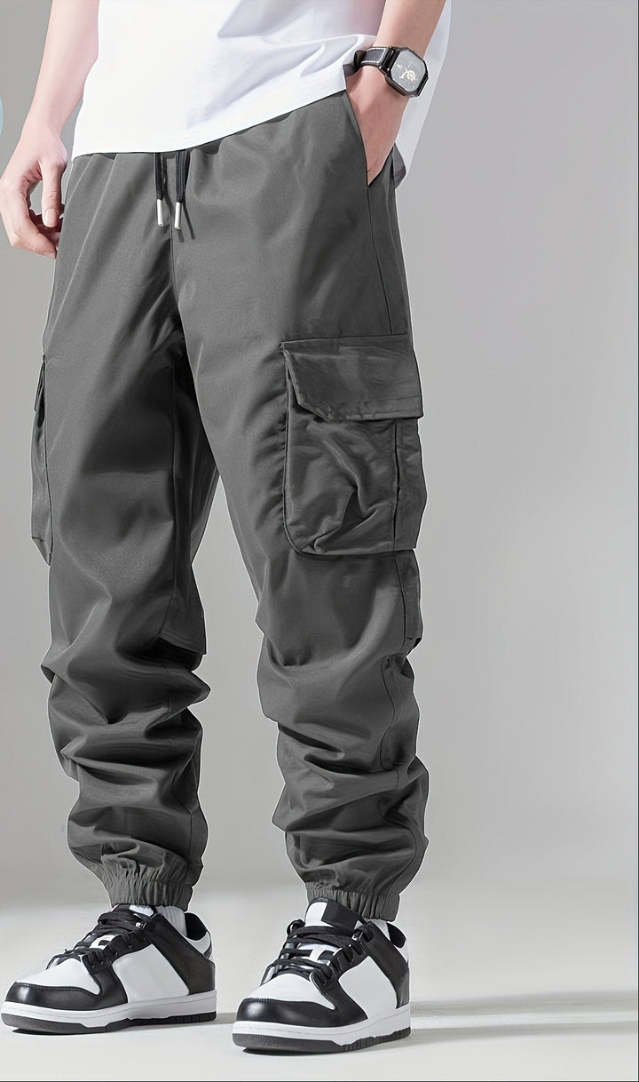 Męskie spodnie cargo joggery regular fit, idealne do codziennych stylizacji streetwear.