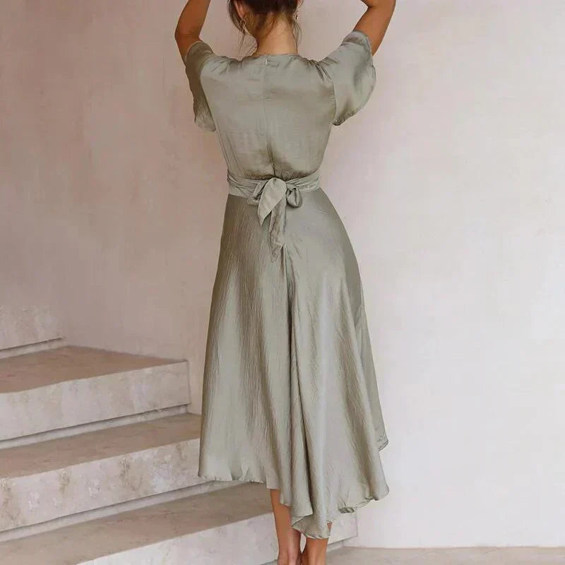 Oliwkowa damska sukienka midi vintage. Zwiewny, modny krój, idealna na co dzień, na wiosnę lub lato.