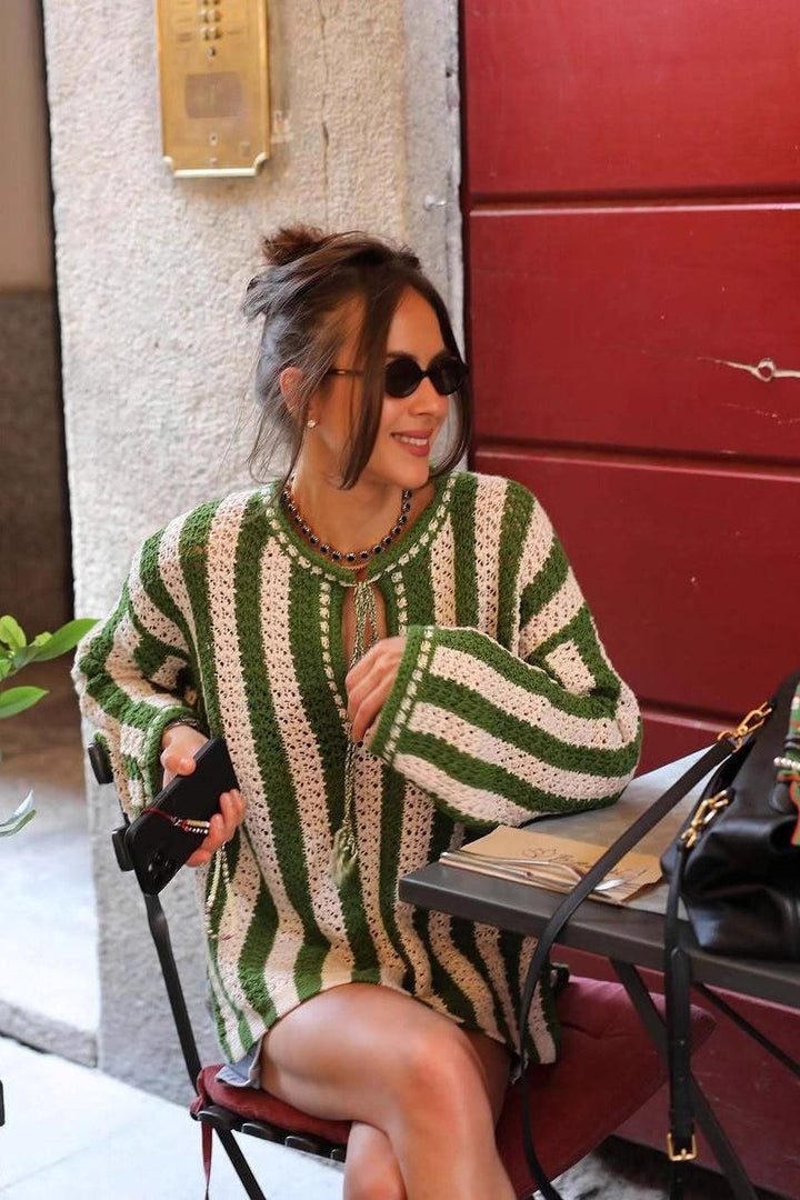 Elegancki sweter damski w zielono-białe paski z wiązaniem. Długi rękaw, dekolt okrągły, do casualowych stylizacji.