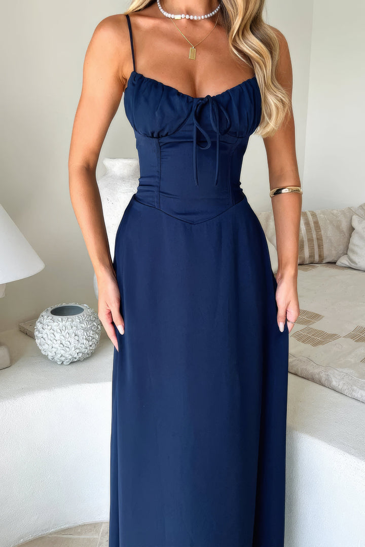 Długa sukienka damska maxi, letnia. Elegancki krój, zwiewna, idealna na lato i styl boho.