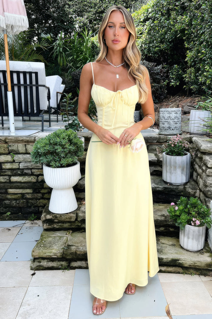 Damska sukienka letnia maxi, elegancka. Zwiewny fason na ciepłe dni, idealna do stylizacji boho.