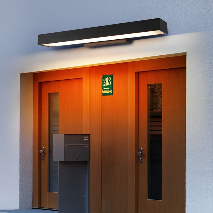 Czarna lampa LED zewnętrzna z czujnikiem ruchu dla bezpieczeństwa. Oświetlenie ścienne ze stali nierdzewnej, nowoczesne.