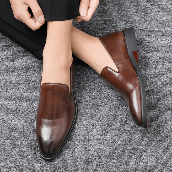 Czarne formalne mokasyny męskie, wypolerowane loafersy, eleganckie obuwie wizytowe do garnituru.