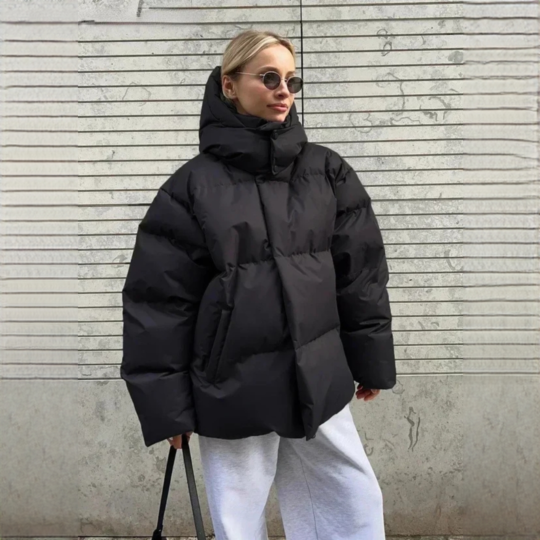 Modna damska kurtka zimowa pikowana oversize z kapturem. Elegancki outwear na co dzień.