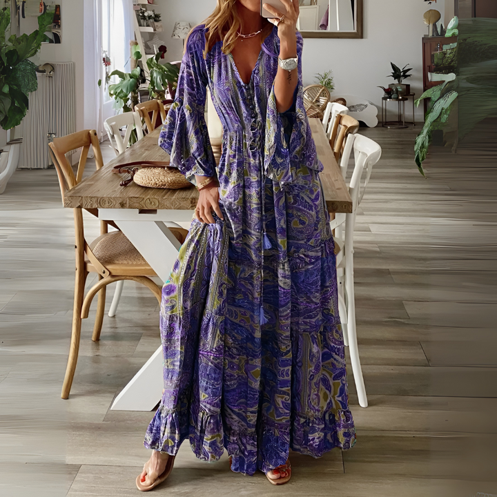 Komfortowa sukienka damska maxi w stylu boho, z eleganckim wzorem paisley. Idealna jesienna stylizacja.