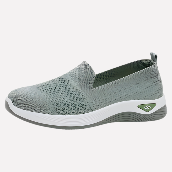 Detal podeszwy damskich sneakersów sportowych, zapewniającej wygodę i amortyzację. Obuwie na co dzień.