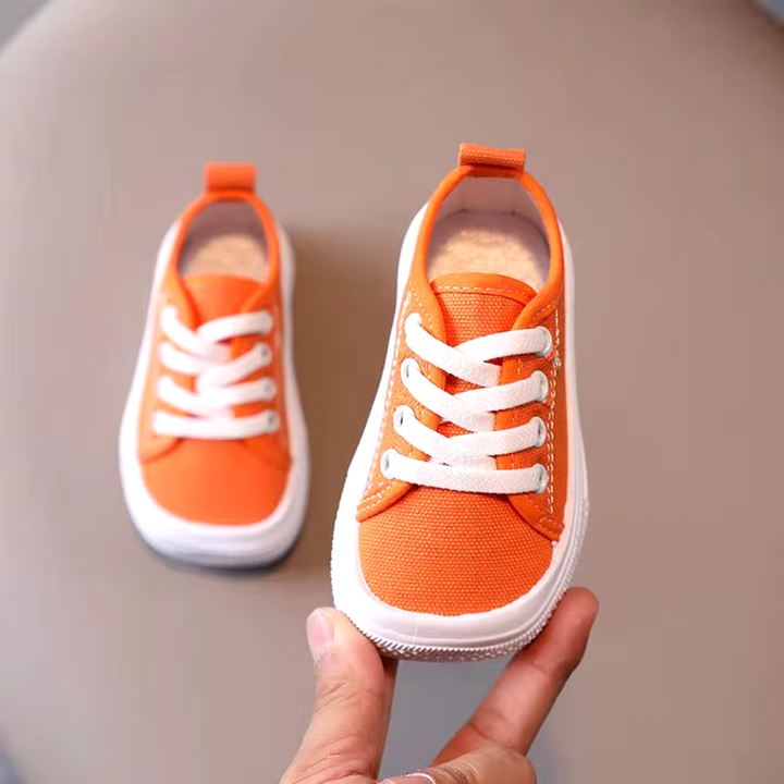 Sportowe, komfortowe sneakersy dziecięce TinyTracks do codziennego użytku dla aktywnych maluchów.