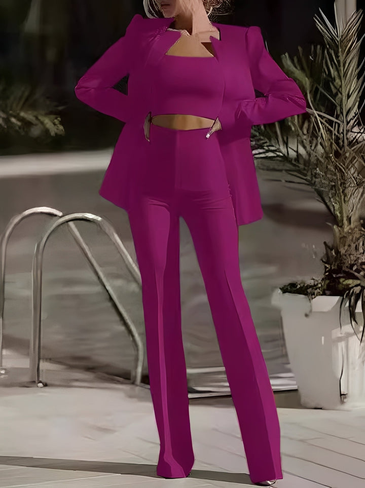 Niebieski stylowy zestaw damski 3-częściowy. Komfortowy i modny strój, idealny na casualowe i eleganckie okazje.