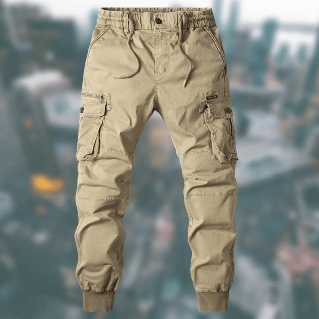 Jesienne męskie spodnie jogger cargo, luźny krój dla maksymalnego komfortu. Modny casual.
