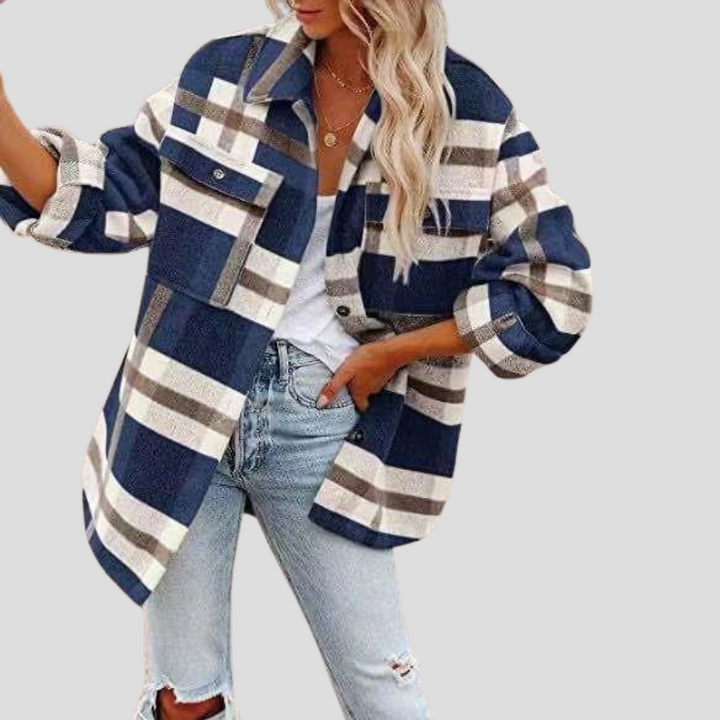 Modelka w damskiej overshirt w kratę, casualowy look. Luźna koszula idealna na jesień/wiosnę, modny styl.