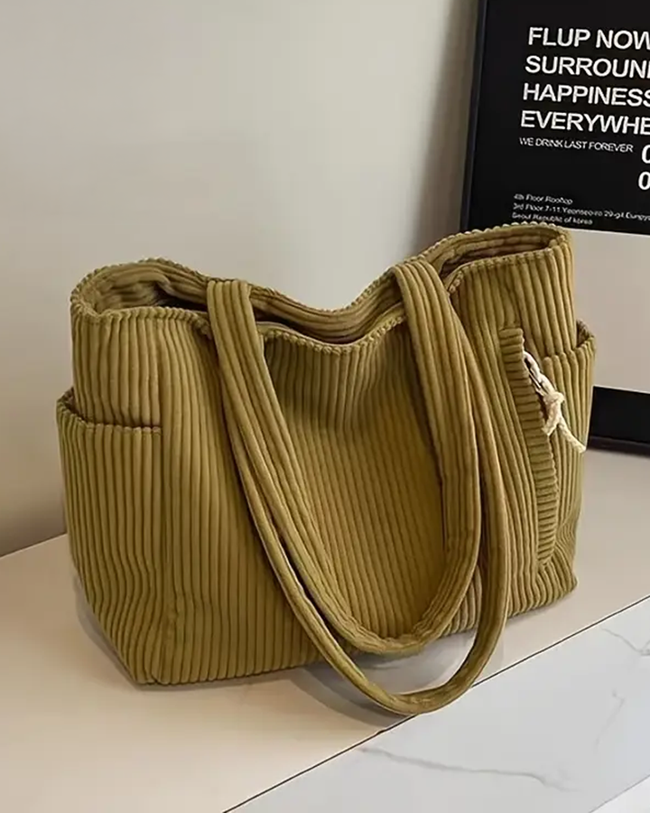 Uniwersalna damska torebka na ramię. Elegancka i usztywniana, perfekcyjny dodatek do każdej garderoby.
