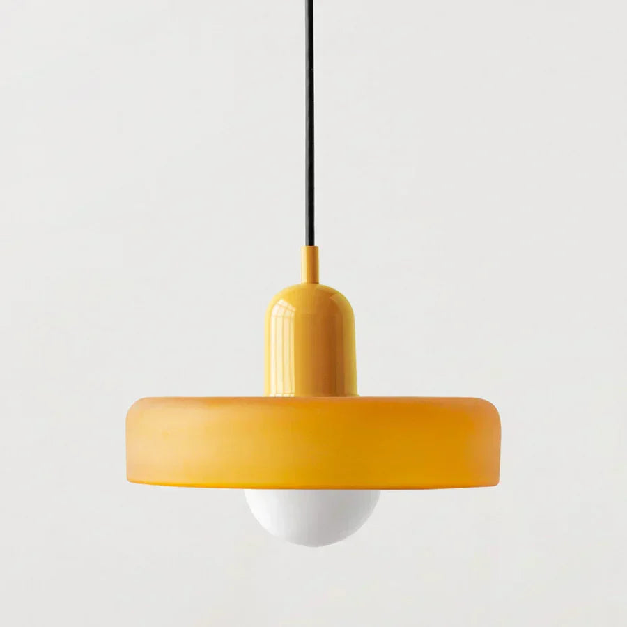 Lampa sufitowa z marmuru, naturalny akcent w nowoczesnym salonie.