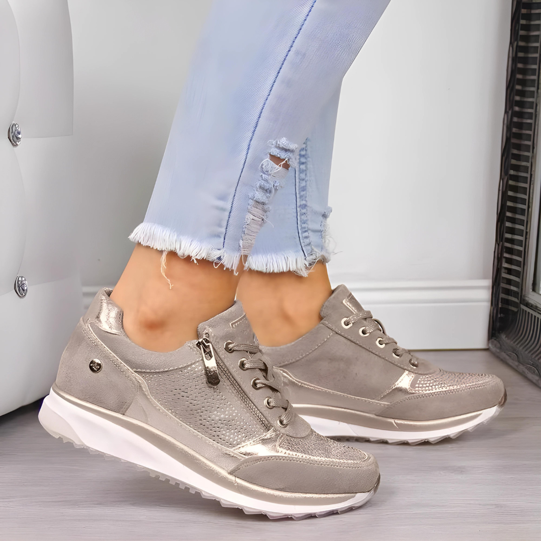Zbliżenie na teksturę damskich sneakersów. Komfortowe buty codzienne, wykonane z przewiewnego materiału.