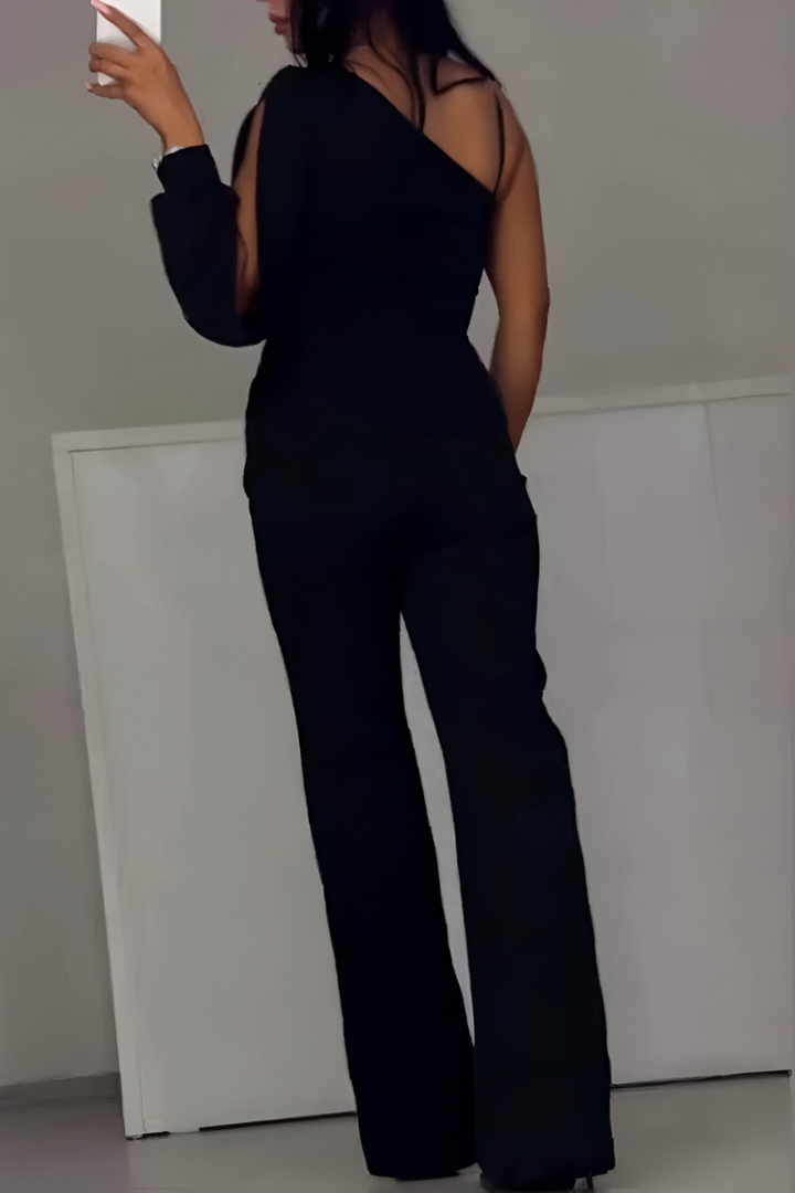 Damski kombinezon z szerokimi nogawkami, łączący elegancję i komfort. Idealny do modnych stylizacji na co dzień.