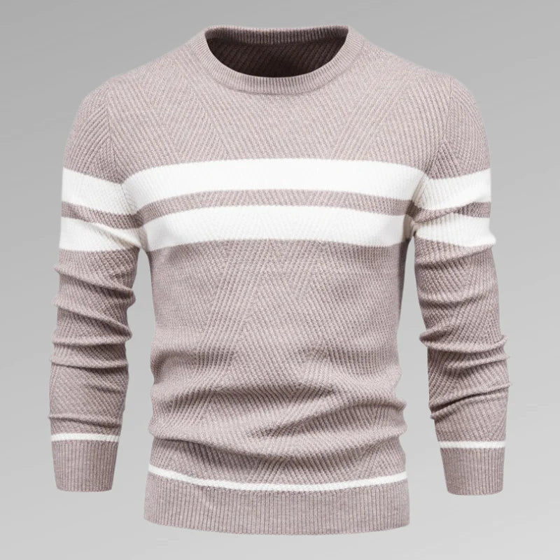 Stylowy męski sweter w paski z dzianiny. Sweter z okrągłym dekoltem, idealny do casualowej i codziennej mody męskiej.