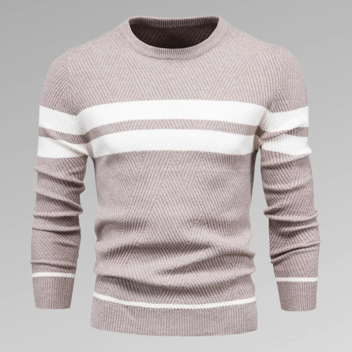 Stylowy męski sweter w paski z dzianiny. Sweter z okrągłym dekoltem, idealny do casualowej i codziennej mody męskiej.