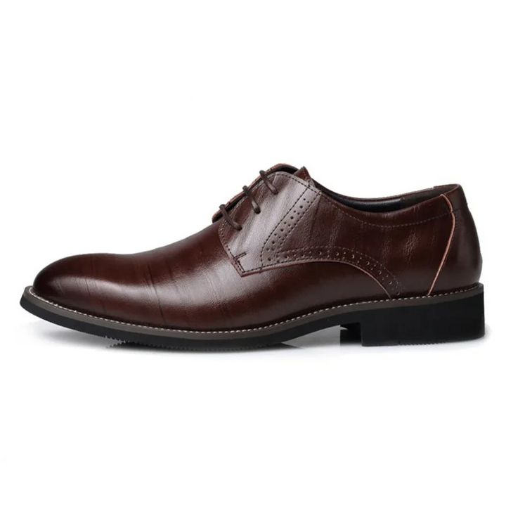 Eleganckie buty męskie oxford. Ciemne, klasyczne obuwie wizytowe, doskonałe na spotkania biznesowe i uroczystości.