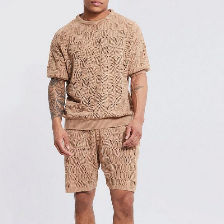 Dwuczęściowy komplet męski streetwear: luźny t-shirt i spodenki. Wygodna odzież męska na lato, styl miejski.