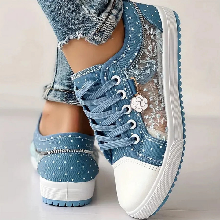 Modne, lekkie sneakersy damskie w kolorze niebieskim z ozdobnym haftem kwiatowym.