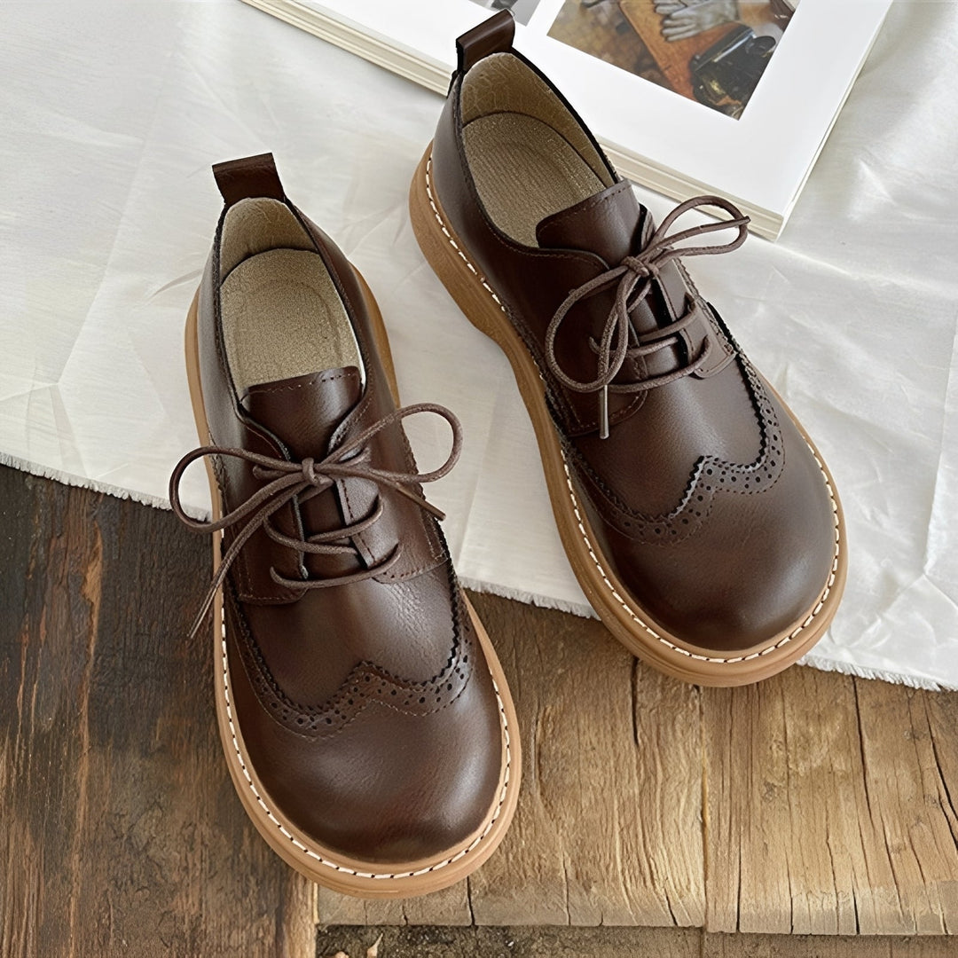 Klasyczne damskie buty Oxford. Eleganckie sznurowane półbuty retro, idealne do pracy i na spotkania.