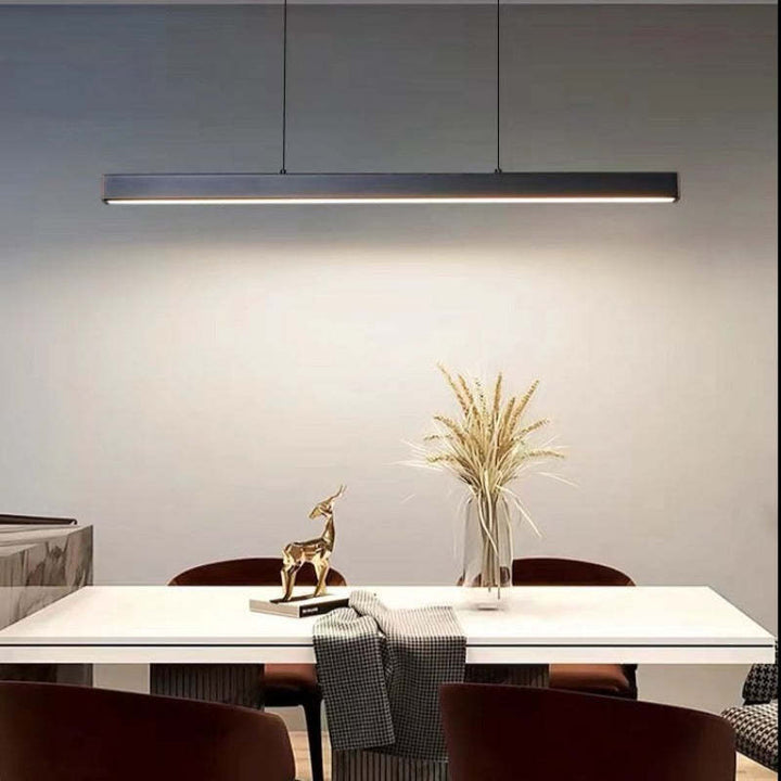 Lampa sufitowa LED, elegancja industrialna z akrylowymi elementami.