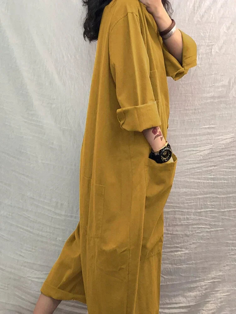 Modelka w damskim kombinezonie oversize khaki. Casualowy, długi rękaw, swobodny styl, bawełniano-lniany.